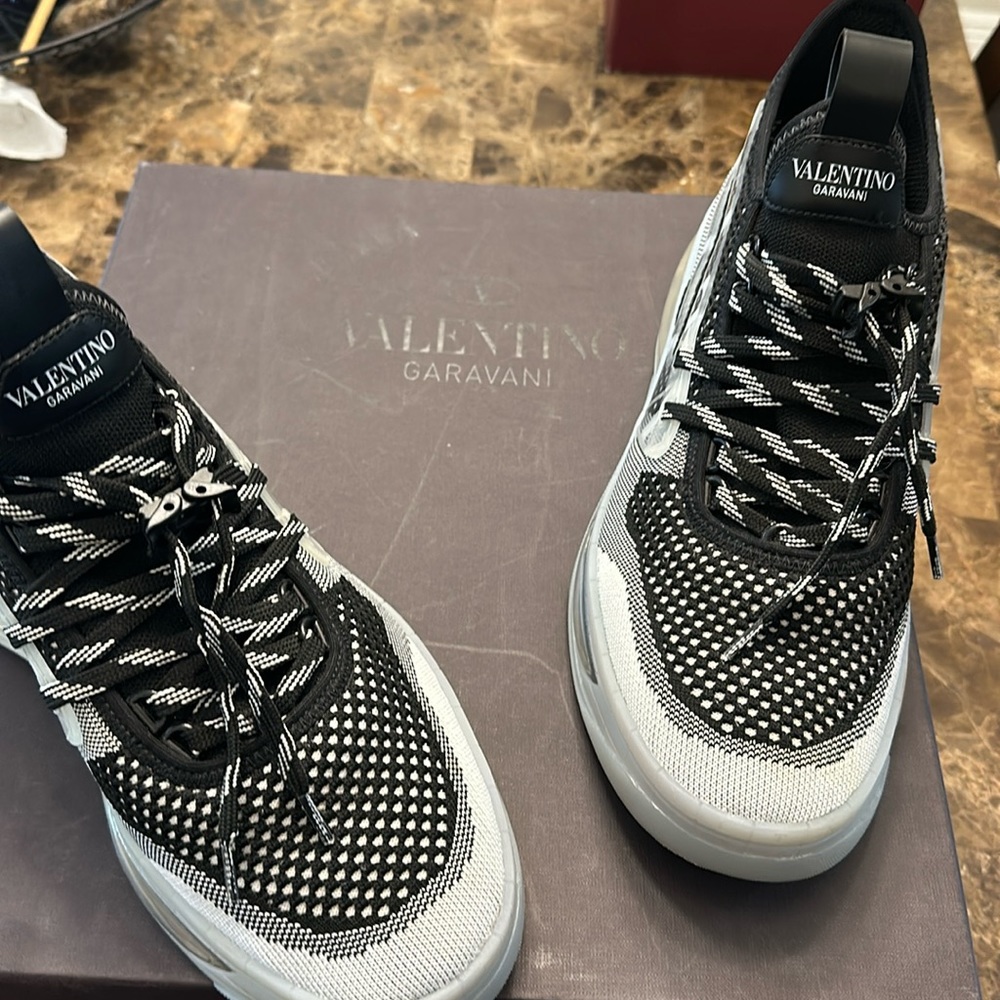 Valentino Garavani. Size 42Black&White